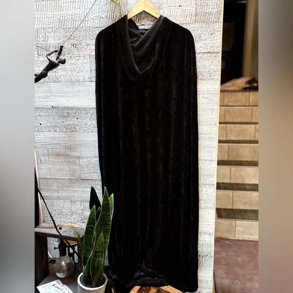 Midnight's Meadow | Long Heavy Gothic Dramatic Velvet Hooded Cape - O/S, Black - Picture 4 of 6